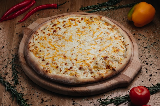 Délicieuse pizza Quatre Fromages avec cheddar Parmesan mozzarella et sauce tomate