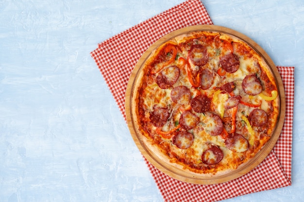 Délicieuse pizza avec des saucisses sur la vue de dessus de fond gris