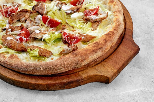 Délicieuse pizza style César avec sauce blanche poulet parmesan oeuf tomates cerises et laitue fraîche sur fond bois Restaurant pizzeria menu avec un délicieux goût pizza César