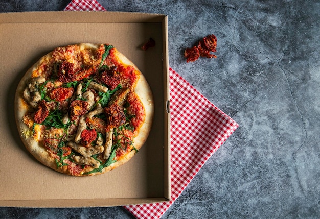 Délicieuse pizza végétalienne au tofu tomates séchées et roquette avec espace de texte supplémentaire