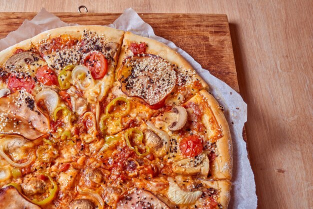 Délicieuse pizza végétarienne aux champignons oignon poivron vert et sauce tomate table en bois