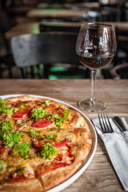 Délicieuse pizza et verre de vin rouge