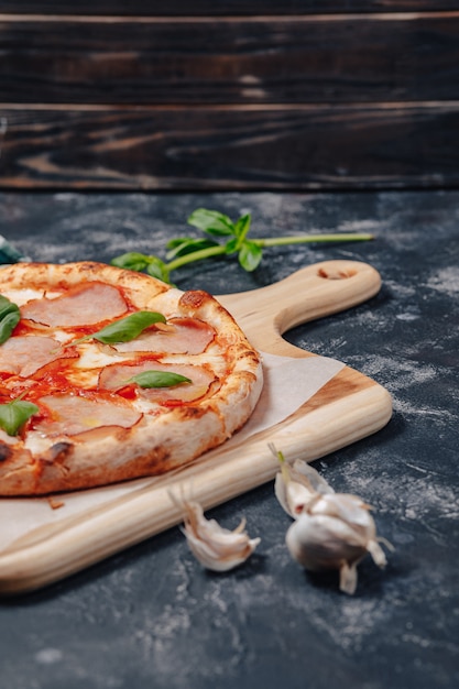 Délicieuse Pizza à La Viande Napolitaine, Pizzeria Et Plats Délicieux