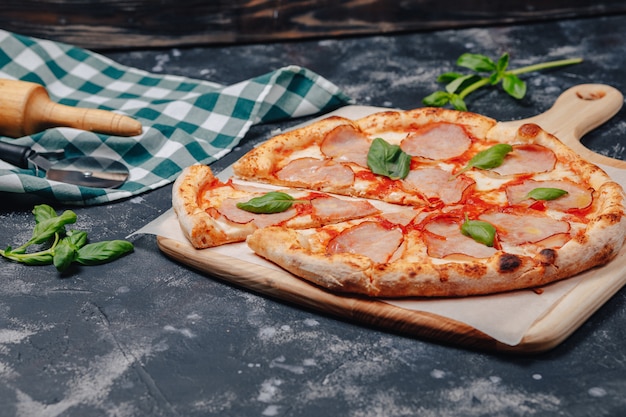 Délicieuse pizza à la viande napolitaine, pizzeria et plats délicieux