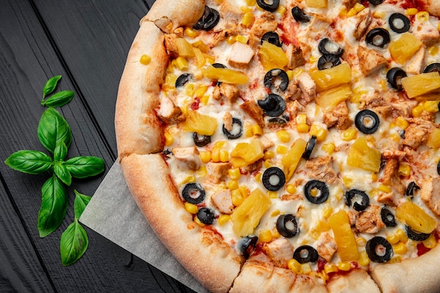 Délicieuse pizza à la viande de poulet, au maïs, à l'ananas et aux olives