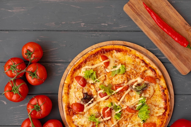 Délicieuse pizza sur la vue de dessus de la surface en bois gris