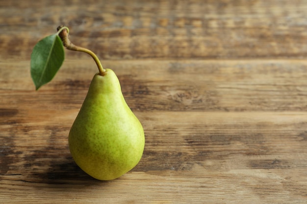 Délicieuse poire mûre sur fond de bois