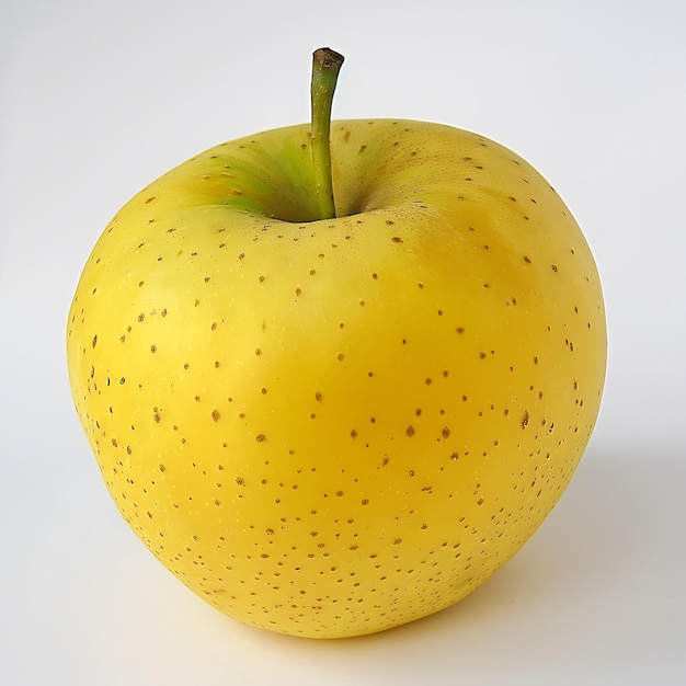 Une délicieuse pomme dorée sur fond blanc