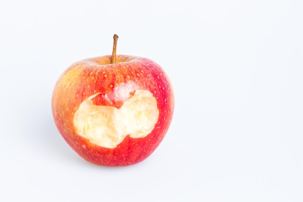 Une délicieuse pomme rouge sur fond blanc