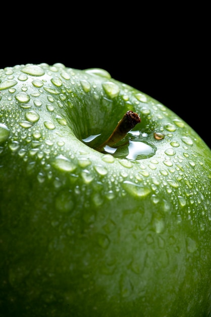 Photo délicieuse pomme verte à angle élevé avec des gouttes d'eau