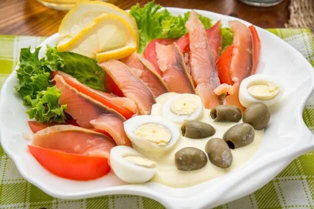 Délicieuse portion de filet de saumon frais aux herbes aromatiques, épices et légumes - aliments sains