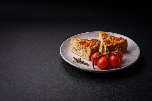 Une délicieuse quiche avec du fromage de tomate, du poulet, des épices et des herbes.