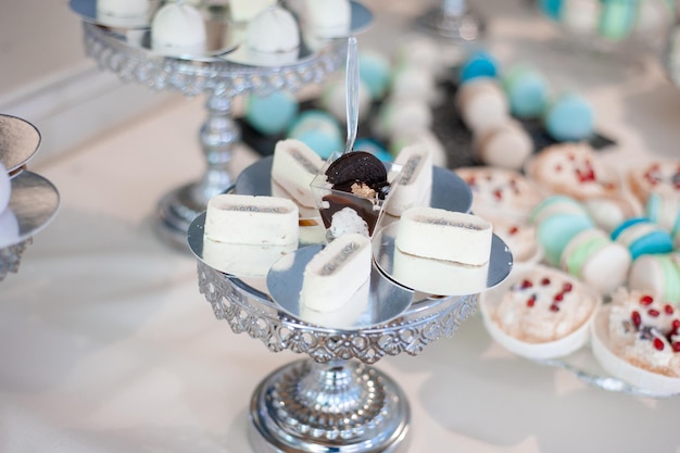 Délicieuse réception de mariage candy bar dessert table
