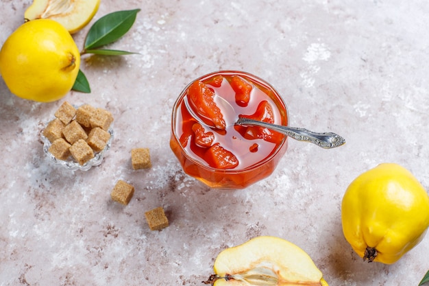 Délicieuse et saine confiture de coings maison en verre, vue de dessus