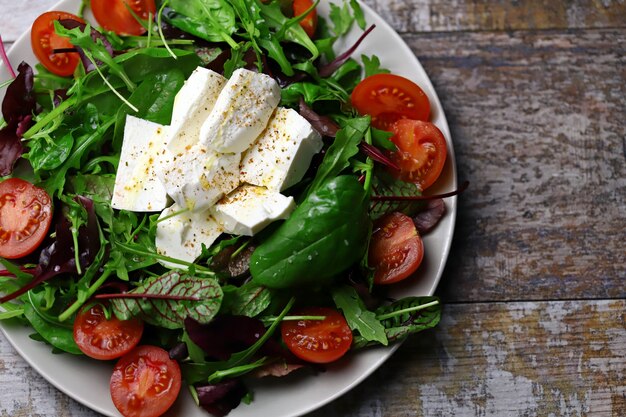 Délicieuse salade au fromage feta et tomates cerises.