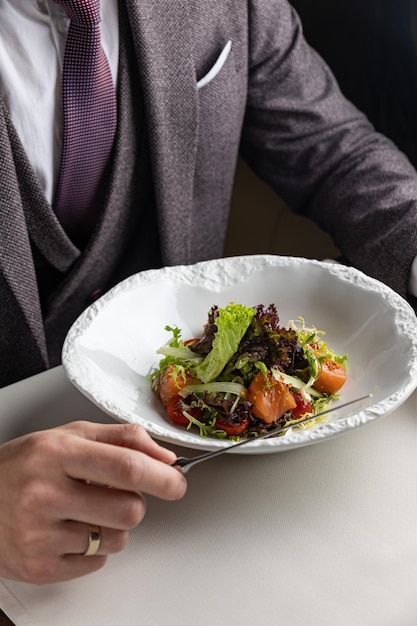 une délicieuse salade au restaurant