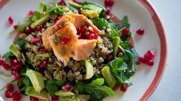 Délicieuse salade au saumon frais d'Alaska