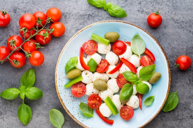 Délicieuse salade caprese aux tomates cerises mûres et mozzarella