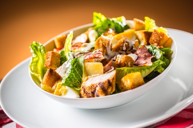 Délicieuse salade césar avec croûtons de poitrine de poulet grillé oeufs bacon et parmesan