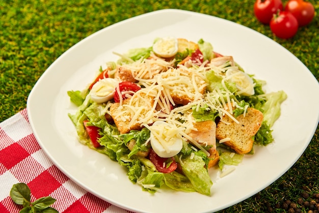 Délicieuse salade César avec parmesan, croûtons maison et vinaigrette.