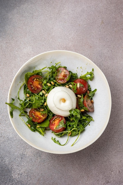 Une délicieuse salade dans un restaurant Gros plan