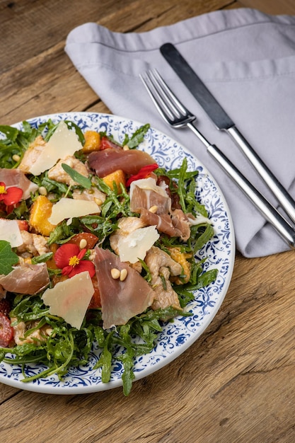 Une délicieuse salade dans un restaurant Gros plan