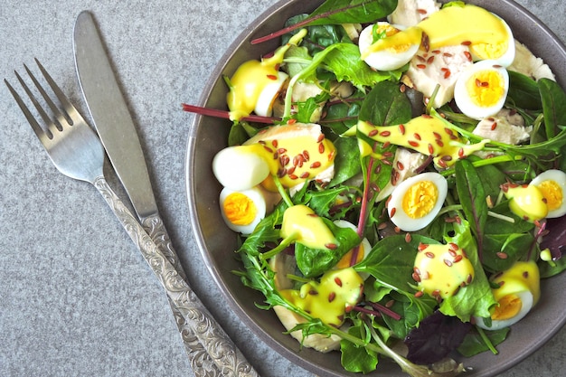 Délicieuse salade diététique nutritive avec poitrine de poulet et œufs de caille.