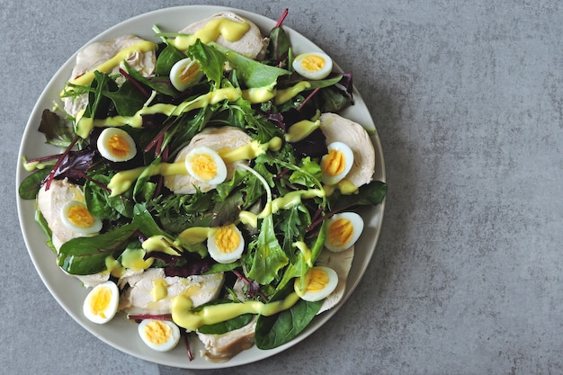 Délicieuse salade diététique nutritive avec poitrine de poulet et œufs de caille.
