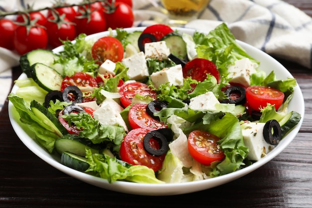 Une délicieuse salade avec du fromage feta sur une table en bois en gros plan