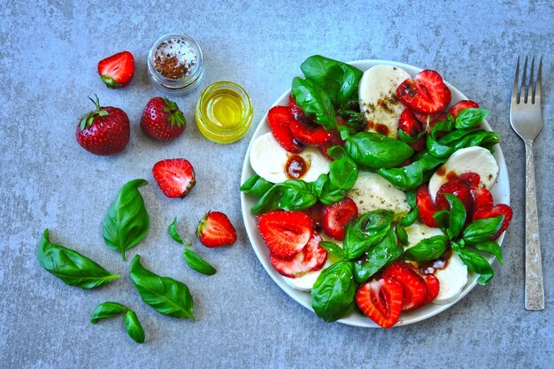 Délicieuse salade d'été aux fraises et mozzarella