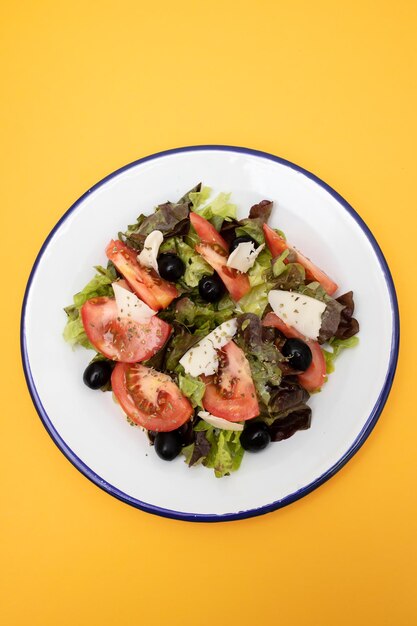 Une délicieuse salade faite de tomates, de laitue et de poulet.