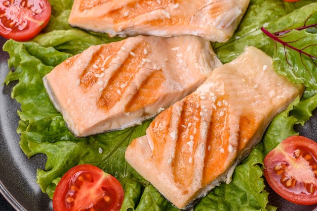 Délicieuse salade fraîche avec du poisson, des tomates et des feuilles de laitue. La nourriture saine