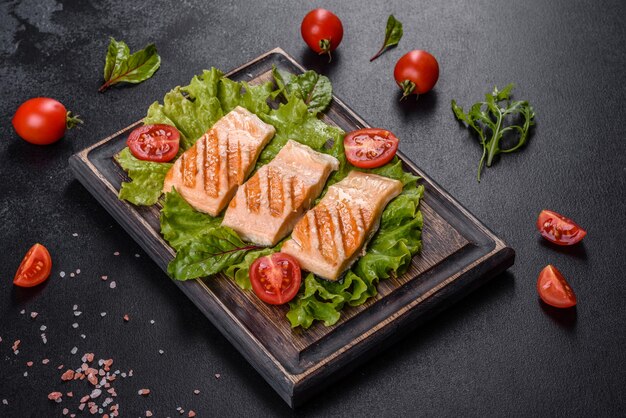 Délicieuse salade fraîche avec du poisson, des tomates et des feuilles de laitue. La nourriture saine