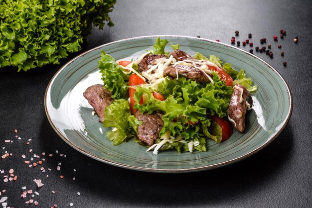 Photo une délicieuse salade fraîche avec des tomates au fromage de bœuf et des feuilles de laitue