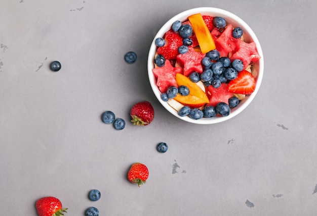 Délicieuse salade de fruits dans un bol, vue de dessus