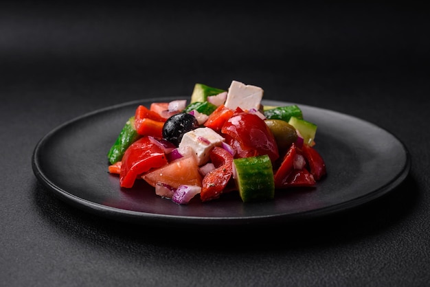 Délicieuse salade grecque fraîche avec fromage feta olives tomates et concombres