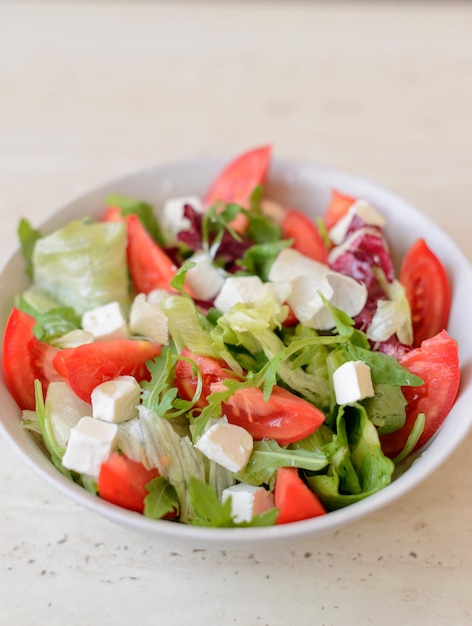 Délicieuse salade grecque fraîche avec poivron tomate concombre et fromage feta