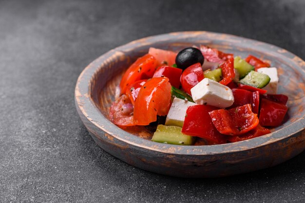 Délicieuse salade grecque juteuse fraîche avec fromage feta olives poivrons et tomates