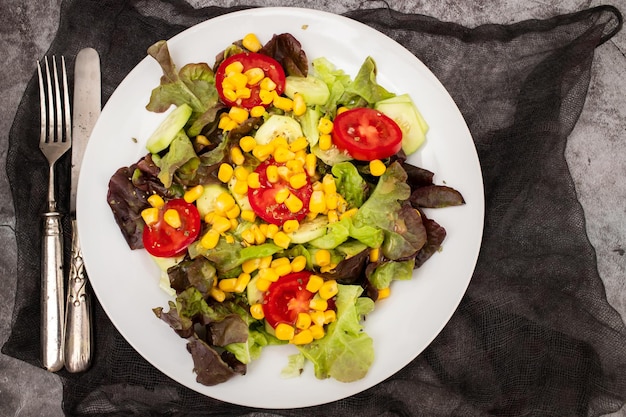 Délicieuse salade légère de légumes faite à partir de tomates, de concombres de maïs et de laitue.