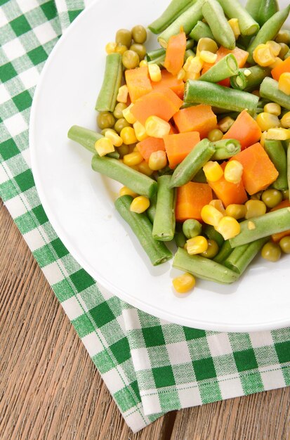 Délicieuse salade de légumes sur assiette sur table libre