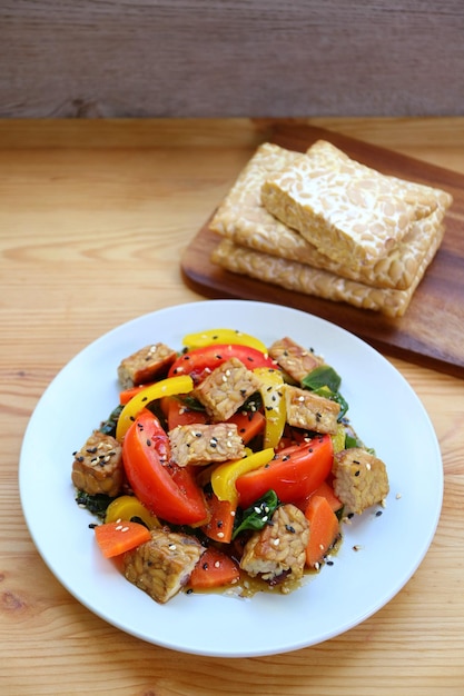 Photo une délicieuse salade de légumes colorés avec des cubes de tempeh rôtis