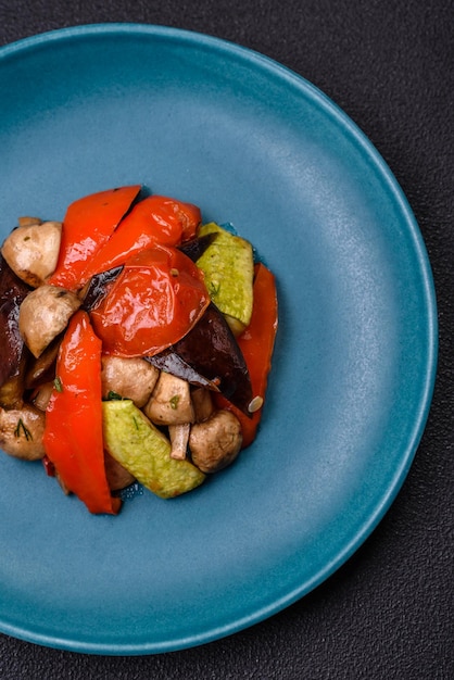 Une délicieuse salade de légumes grillés, de tomates, de champignons, de poivrons.