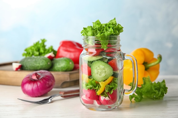 Délicieuse salade de légumes en pot sur table