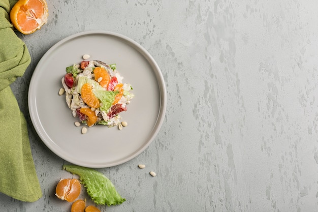 Délicieuse salade de mandarines, poulet, pignons de pin, laitue et poivron doux assaisonné avec un fond de sauce César