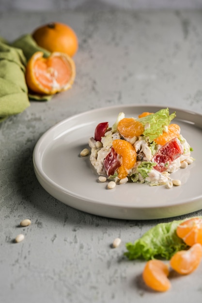 Délicieuse salade de mandarines, poulet, pignons de pin, laitue et poivron doux assaisonné de sauce César.