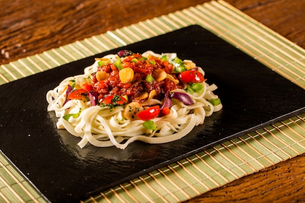 Délicieuse salade de pâtes à la sauce tomate et légumes