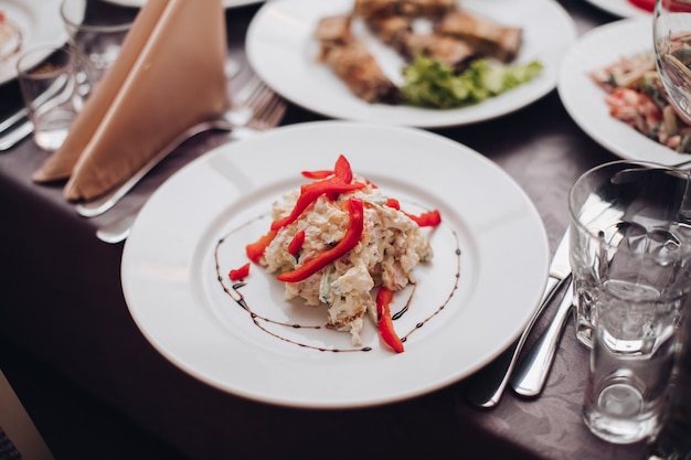 Délicieuse salade sur une plaque blanche sur la table