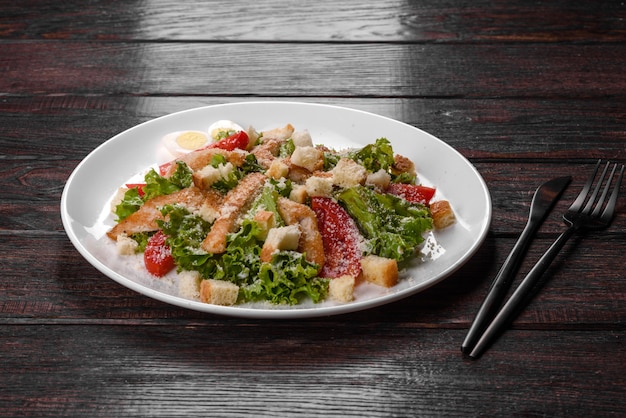 Délicieuse salade de poulet frais pour une table de fête. Préparer les vacances en famille