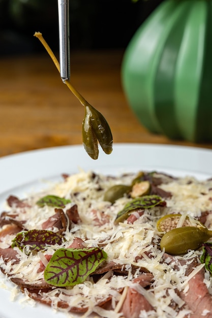 une délicieuse salade préparée au restaurant par le chef