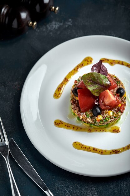 Délicieuse salade de quinoa à l'avocat et aux tomates. Macro.